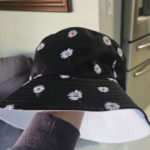 Alice + Olivia Black and White Daisy Hat